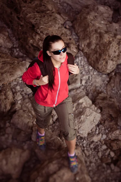 Kvinna turist i den steniga grot. ovanifrån — Stockfoto