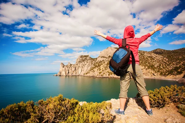 Vrouw toeristische is genieten van landschap met uitgestrekte armen — Stockfoto