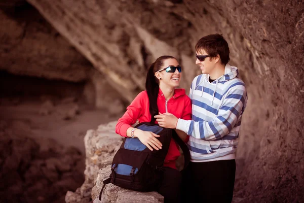 Couple de touristes dans la grotte rocheuse — Photo