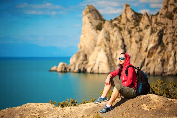 Femme fatiguée touriste se repose sur un arrêt — Photo