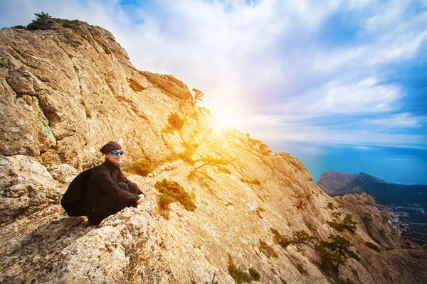 Chica turista disfruta de la vista desde la cima de la montaña — Foto de Stock