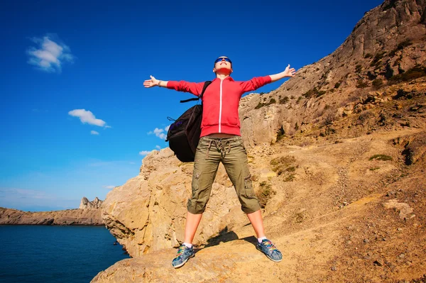 Woman tourist is enjoying landscape with outstretched arms — Stock Photo, Image