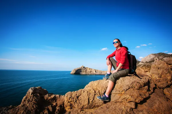 Mujer feliz turista está descansando en un alto — Foto de Stock