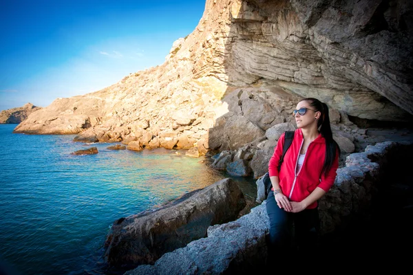 Woman tourist enjoys the sea view — Stock Photo, Image