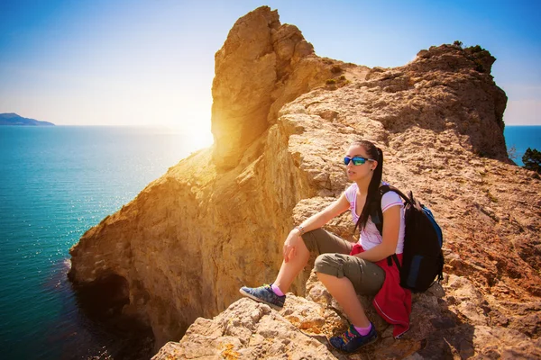 Moe vrouw toeristische is rusten op een bergtop — Stockfoto