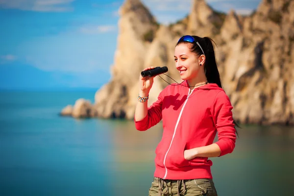 Woman tourist is looking for a way from the rocks top — Stock Photo, Image