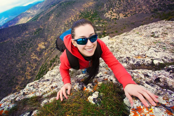 Bergsteigerin klettert auf einen Felsen — Stockfoto