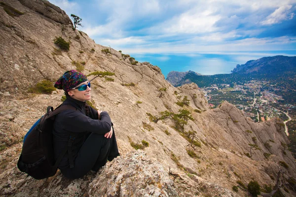 Girl tourist enjoys the view from the mountain top — Stock Photo, Image