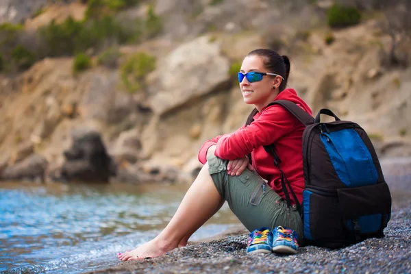 Frau liegt am Strand — Stockfoto