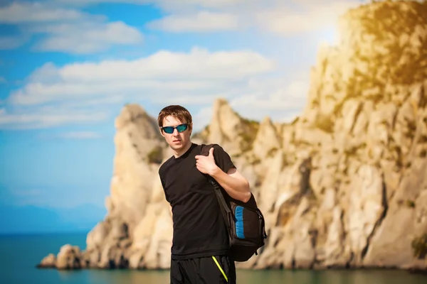 Tourist is locking for a way from the rocks top — Stock Photo, Image