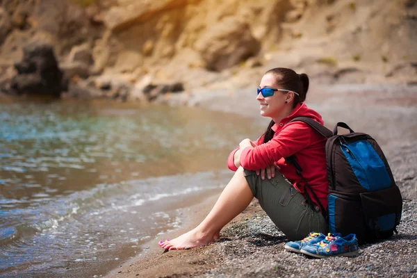관광 여자는 해변에서 휴식 — 스톡 사진