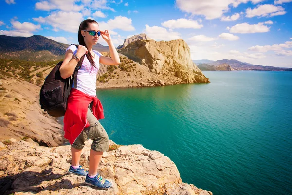 Turista mujer cansada en la cima de la montaña — Foto de Stock