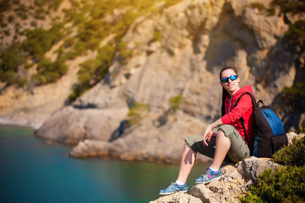 Tired tourist is resting on a mountain's top — Stock Photo, Image
