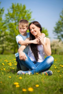 yeşil park mutlu bir aile. Yaz