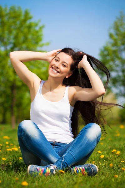 Mulher bonita em um parque verde. Verão — Fotografia de Stock