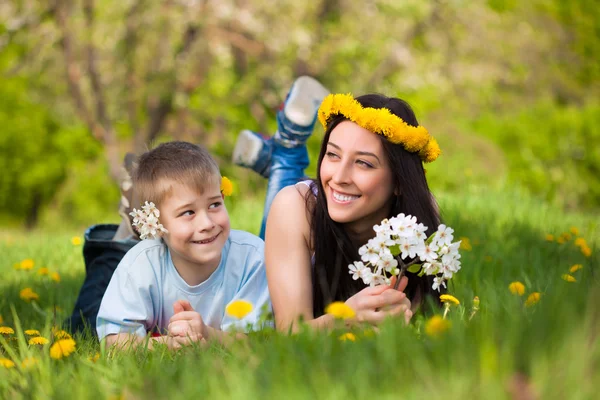 Glückliche Mutter und Sohn in einem grünen Park. Sommer — Stockfoto