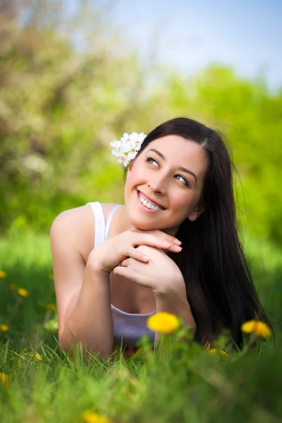 Una mujer bonita en un parque verde. verano —  Fotos de Stock