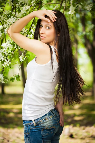 Красивая девушка в зеленом парке. лето — стоковое фото