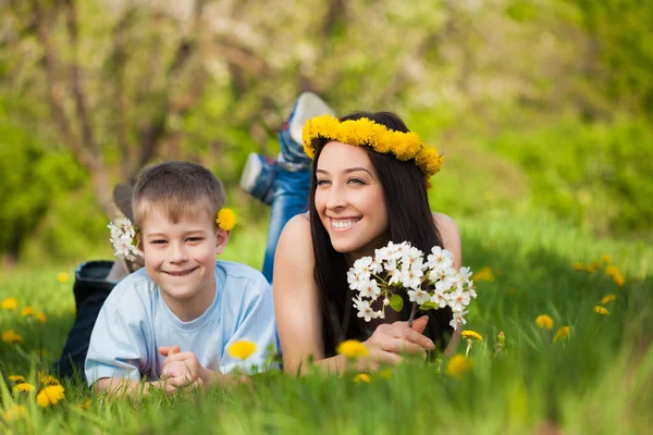 Lycklig familj i en grön park. sommar — Stockfoto