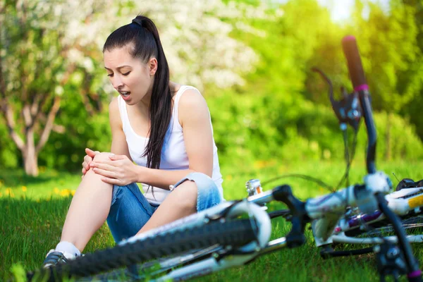 Ragazza caduta dalla bici in un parco verde — Foto Stock