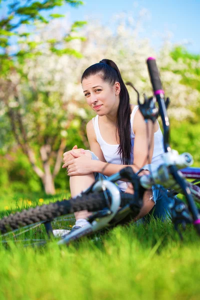 Mädchen stürzte in einem grünen Park vom Fahrrad — Stockfoto