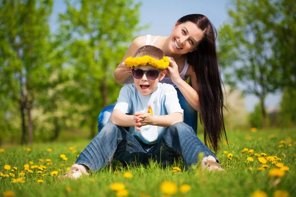 Família num parque verde. Verão — Fotografia de Stock