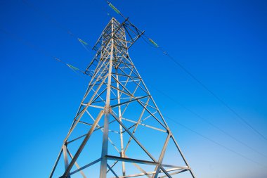 Mavi gökyüzü inşaat elektrik hatları çelik