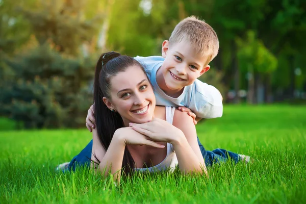 Family in a green park. picnik — Stock Photo, Image