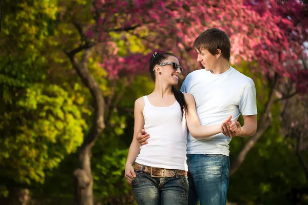 Verliefde paar in een groen park. zomer — Stockfoto