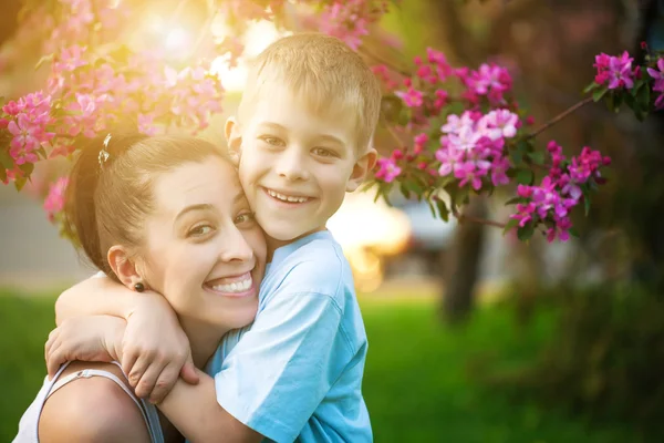 Glückliche Familie in einem grünen Park. Picnik — Stockfoto