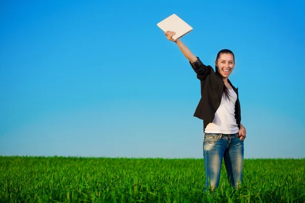 Bonne femme d'affaires dans un champ vert avec un ordinateur portable. été — Photo