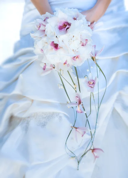 ブライダル ブーケで、花嫁の手 — ストック写真