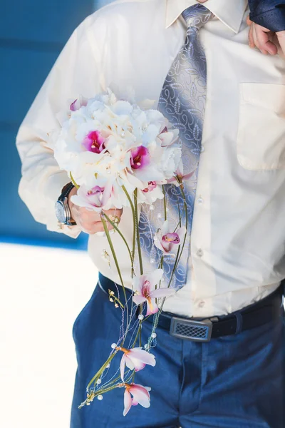 Groom is holding beautiful flowers bouquet — Stock Photo, Image