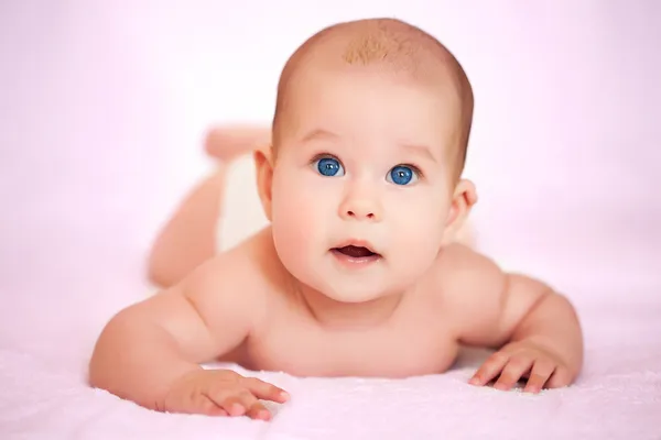 Lindo bebé está acostado en el blanco —  Fotos de Stock