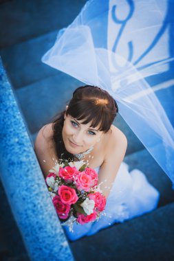 merdivenlerde beyaz elbiseli mutlu gelin portret