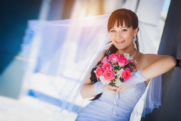 蓝色现代建设背景下的幸福新娘 — 图库照片