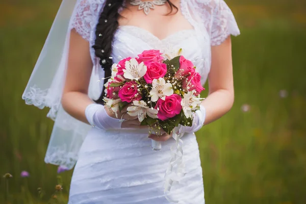Buquê de noiva nas mãos da noiva — Fotografia de Stock