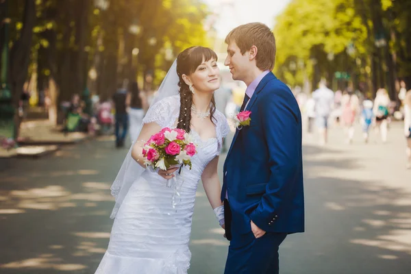 Happy newlyweds in the green park — Stock Photo, Image