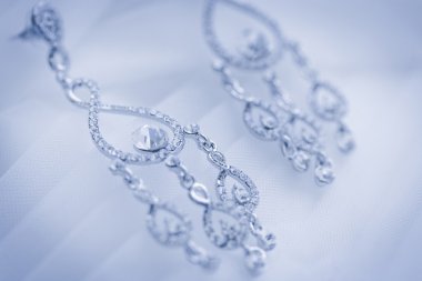 Takı üzerinde beyaz bir gelinlik