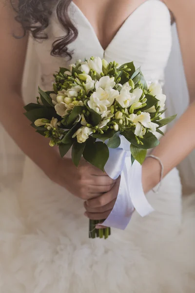 Bouquet de mariée dans les mains de la mariée — Photo