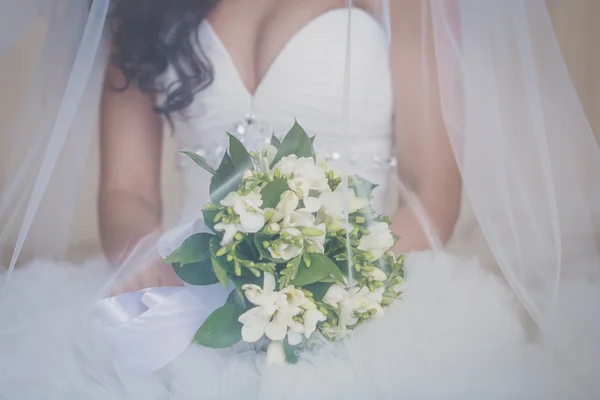 Bouquet de mariée dans les mains de la mariée — Photo