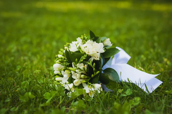 White wedding flowers on the green grass — Stock Photo, Image