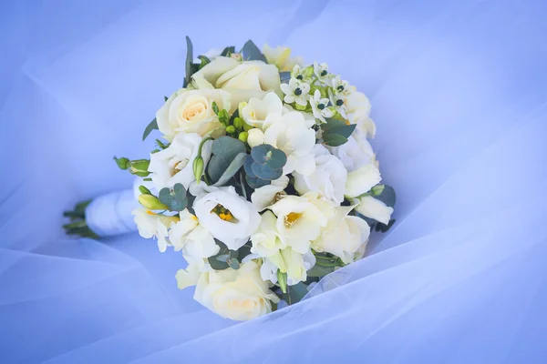 Bouquet da sposa sull'abito da sposa bianco — Foto Stock