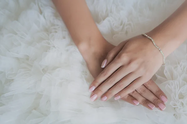 Руки нареченої — стокове фото