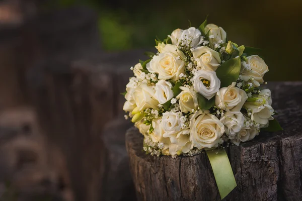 Belo buquê de casamento na velha textura de madeira — Fotografia de Stock