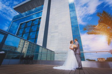 Gelin ve damat bina yakınındaki