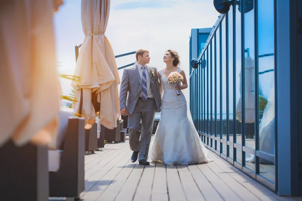 Bride and groom near the building — Stock Photo, Image