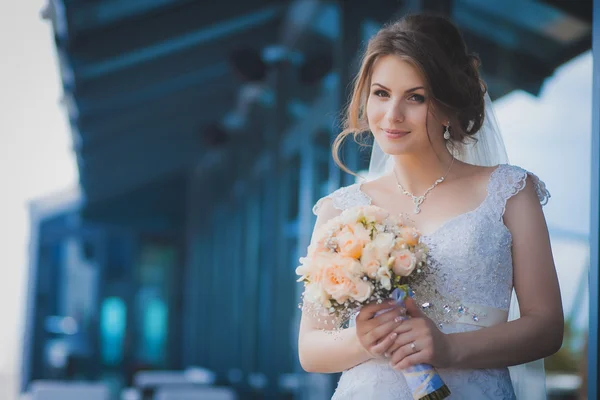 Portret van gelukkige bruid met een bruiloft boeket — Stockfoto