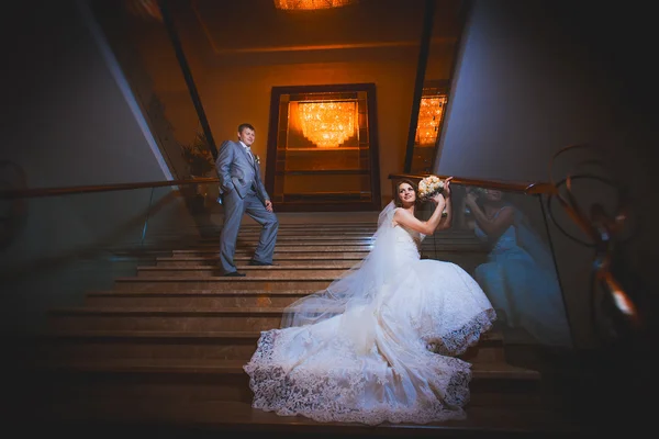 Glückliche Braut und Bräutigam im modernen Saal — Stockfoto