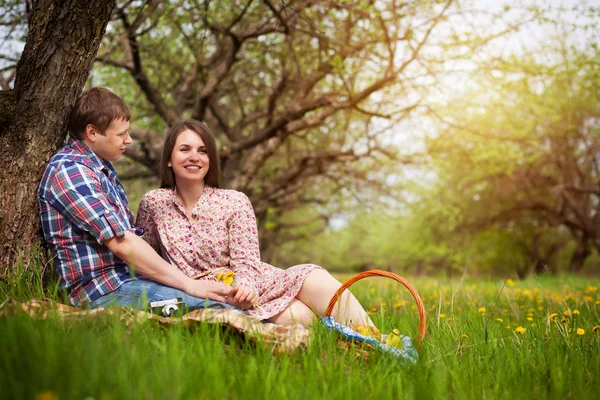 Feliz casal amoroso em um prado de primavera — Fotografia de Stock